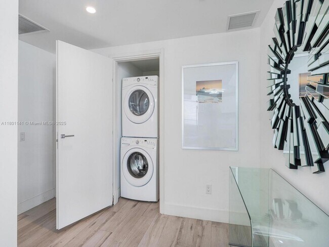 Building Photo - 1300 Brickell Bay Dr