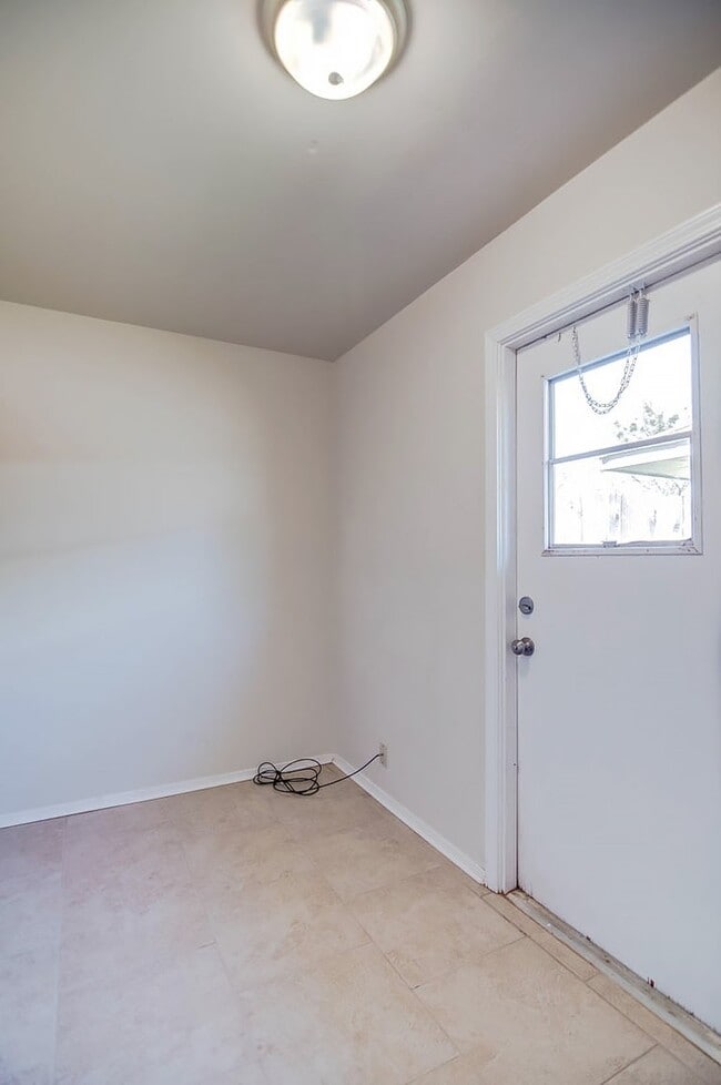 Building Photo - 1407 Akron Dr