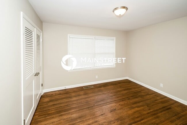 Building Photo - 5 Bedroom Pet-Friendly Home in Center Poin...