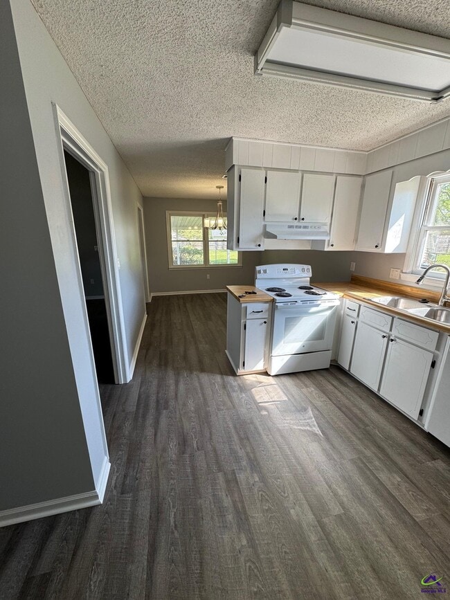 Building Photo - 700 Fieldstone Rd