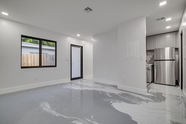 Building Photo - 1126 NW 4th Ave