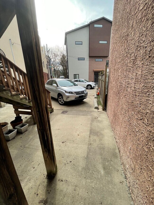 Building Photo - Modern  Bi-Level 1st Fl. 2 Bed, 2 Bath Nor...