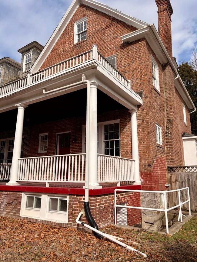 Building Photo - Huge townhome available. Four bedrooms three bath.