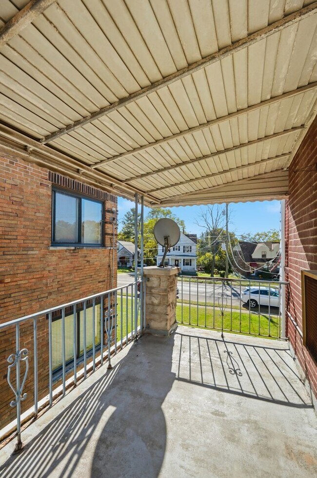 Building Photo - Charming Covedale Duplex