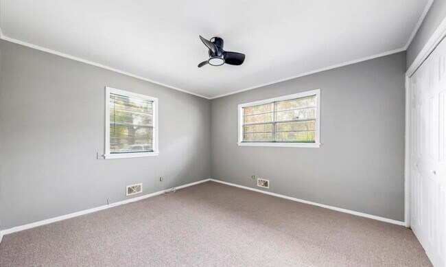 Building Photo - 2363 Robin Hood Rd