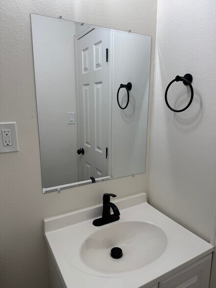 Building Photo - 765 W Lexington Ave