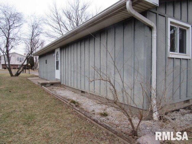 Building Photo - 1928 Brentwood Dr