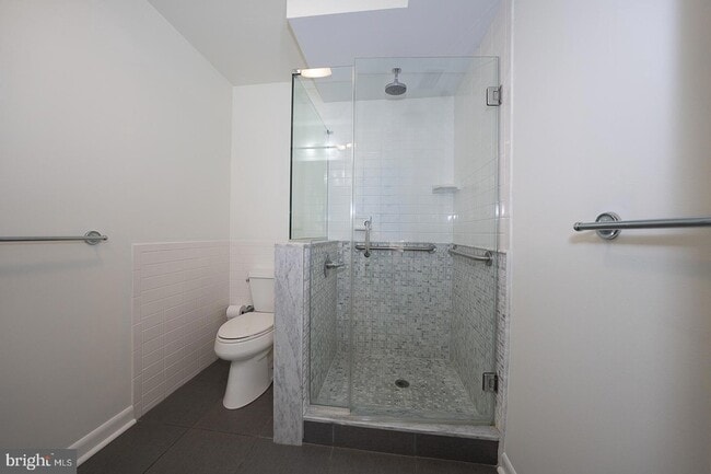 Building Photo - 1640 Oakwood Dr