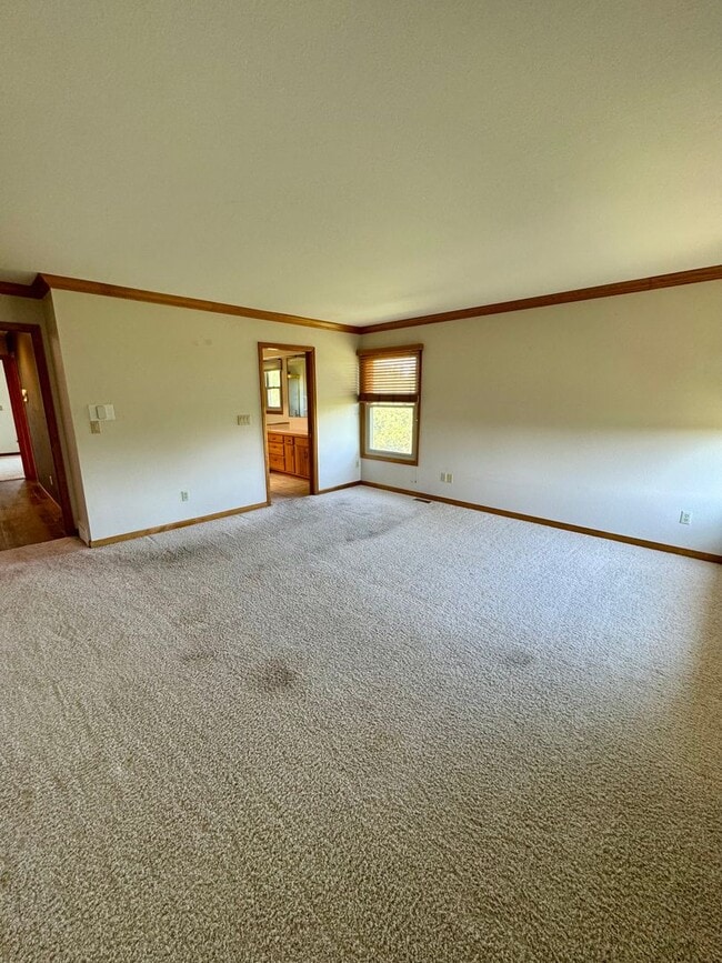 Building Photo - Well Maintained 3 bedroom end unit Townhom...