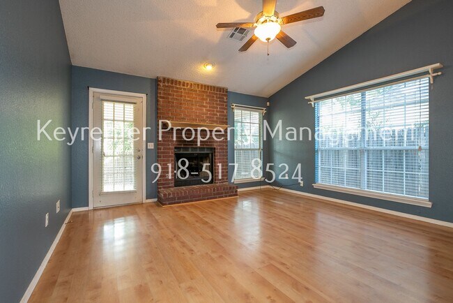 Building Photo - Charming 3 bedroom home with cozy fireplace and 2 car garage!! Price drop!