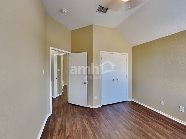 Building Photo - 10437 Manhassett Dr