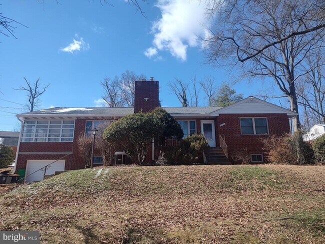 Building Photo - 10104 Towhee Ave