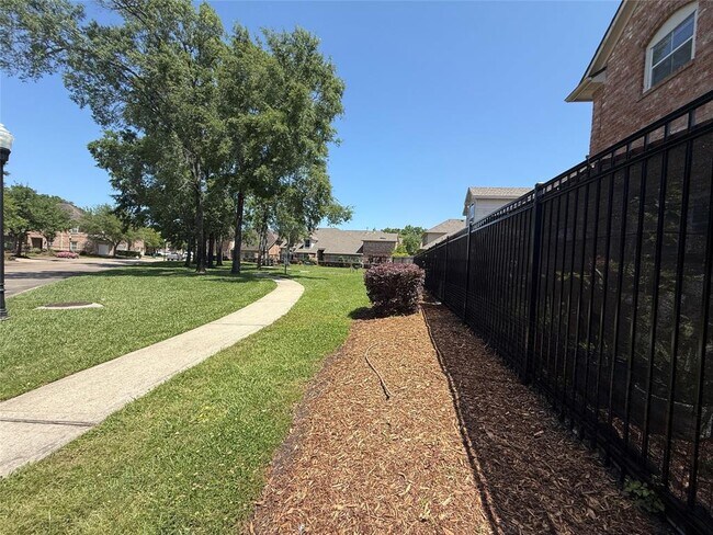Building Photo - 4027 Park Thicket