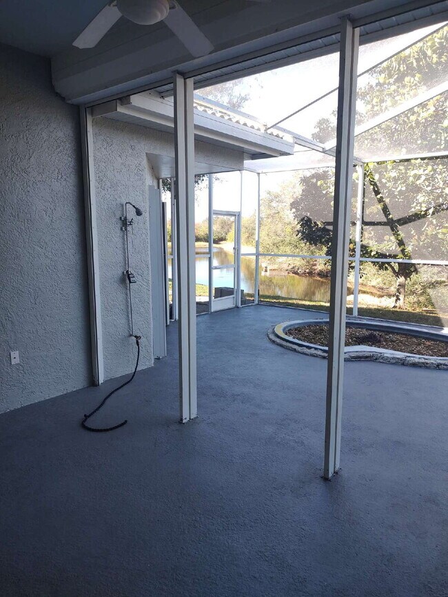 Building Photo - "Spacious 1732 Sq Ft 3-Bed, 2 Baths, in Tarpon Springs!"