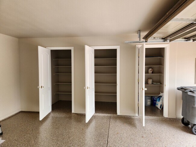 Building Photo - Beautiful home in well kept community