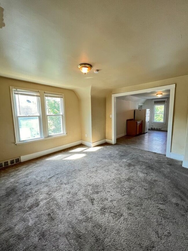Building Photo - Cozy 2-Bedroom Apartment in Prime Location...