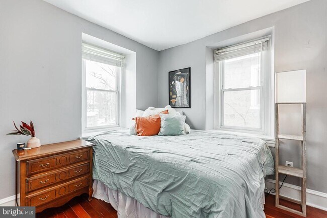 Building Photo - 452 Renfrew Ave