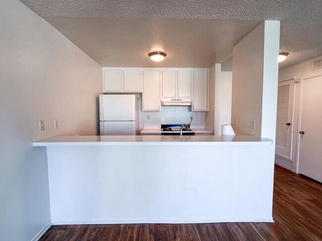 Building Photo - 1400 E Palm Canyon Dr
