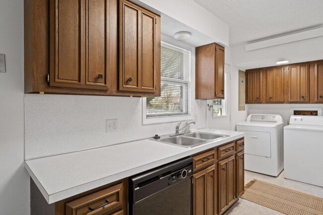 Building Photo - 168 Lincoln St