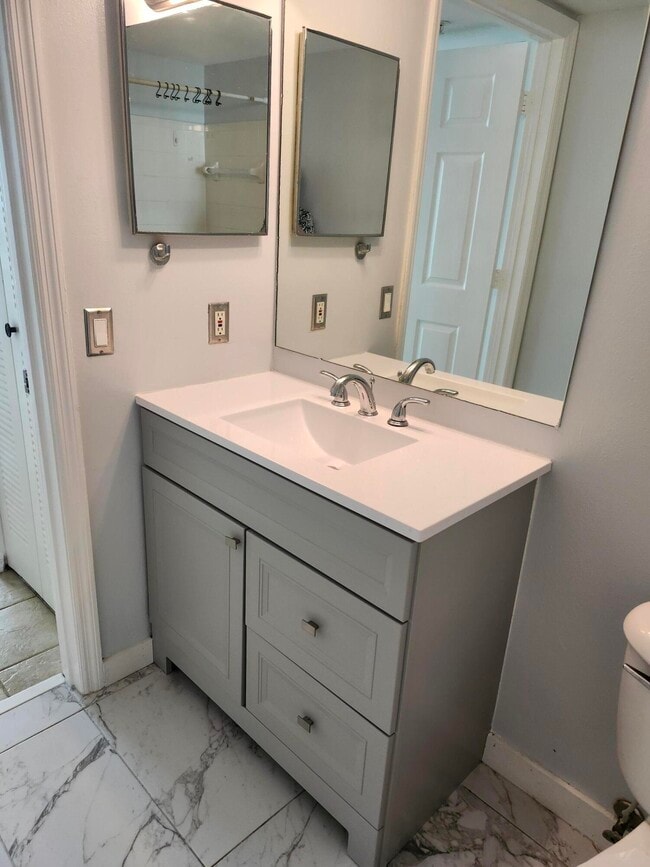 Building Photo - 802 Villa Cir