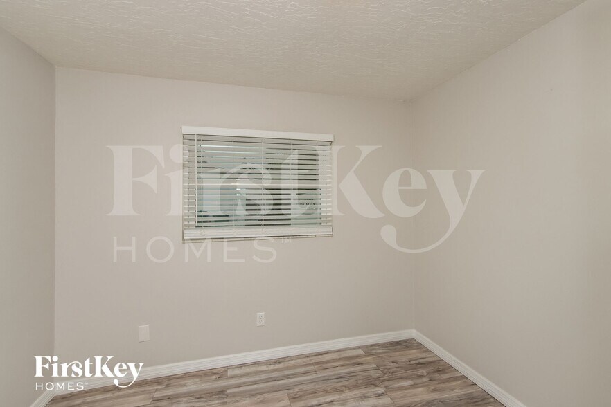 Building Photo - 525 Sacre Coeur Dr