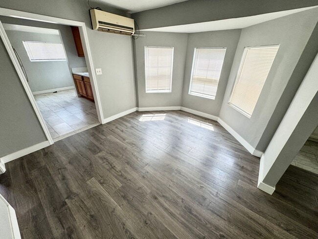 Building Photo - 2 bed 2 bath Single family home with a big...