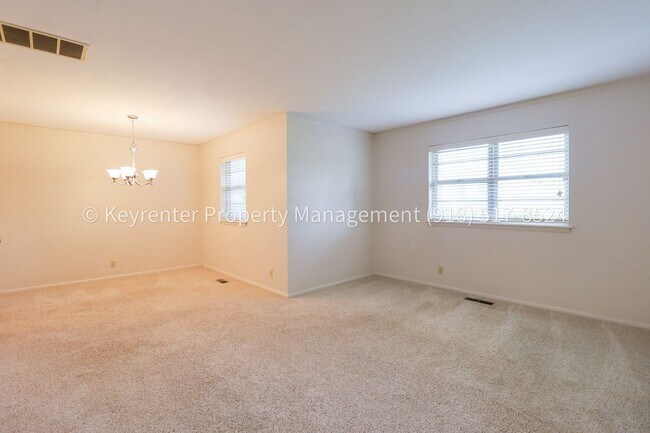 Building Photo - LARGE | 3 Bed | 2 Bath | Midtown Tulsa