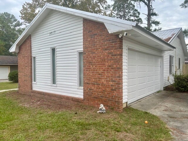 Building Photo - 2017 Bradley Ave
