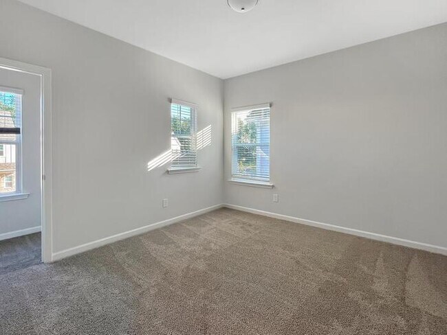 Building Photo - House 4 Beds 3.5 Baths