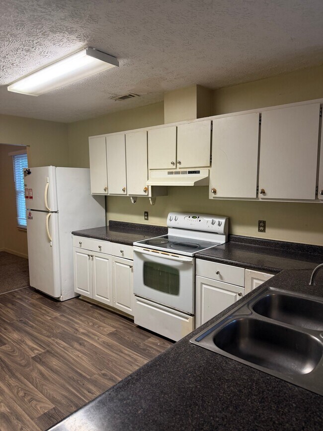 Building Photo - 2801 Henslowe Dr