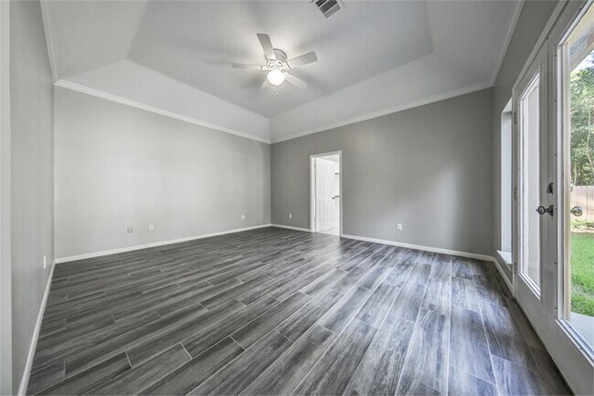 Building Photo - 10 Silent Brook Pl
