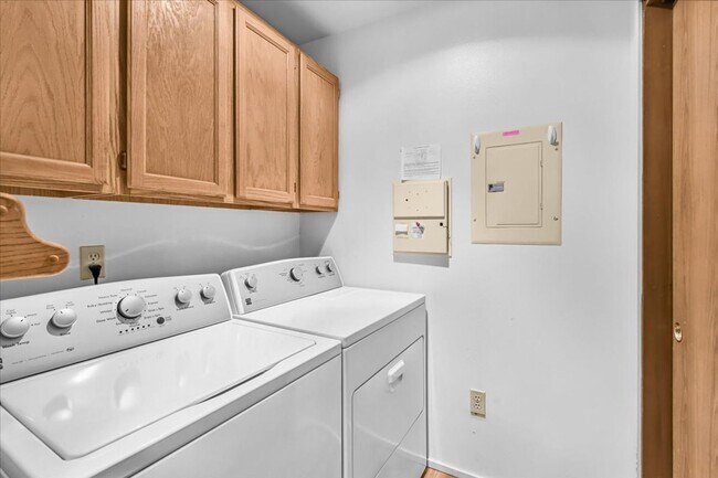 Building Photo - 3Bd/2Ba Issaquah Condo
