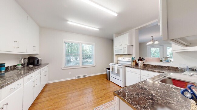 Building Photo - AVAILABLE NOW- SUBLEASE Short distance to Downtown Auburn--One of Kind Home on Sherwood Dr in Auburn