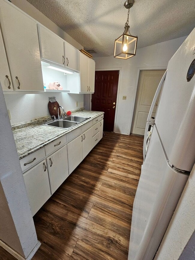 Building Photo - 3 Bedroom/2 Bath Home with a 2-Car Garage