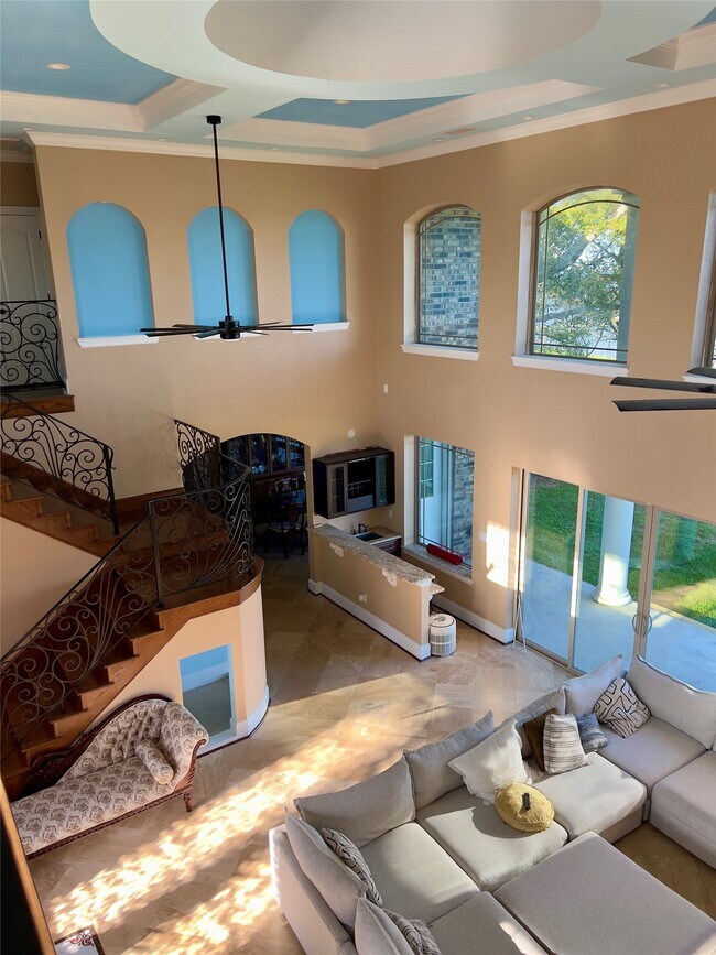 Building Photo - 2011 Crescent Dr