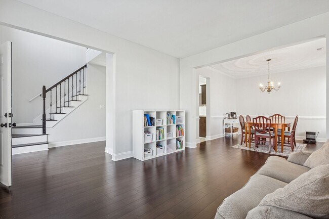 Building Photo - Bright, Clean & Convenient - Perfect 4 Bedroom Home in Chesapeake