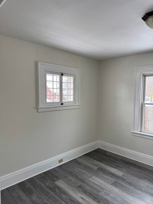 Building Photo - Single Family Home 3 bedroom 1 bath new paint flooring with basement fenced in yard