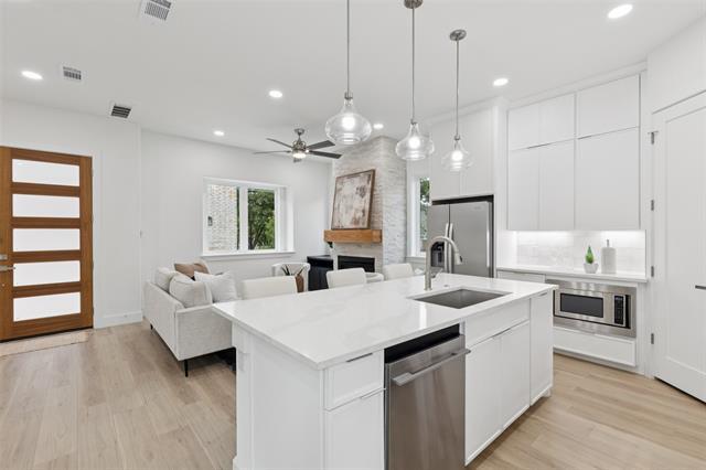 Building Photo - 1000 W 10th St