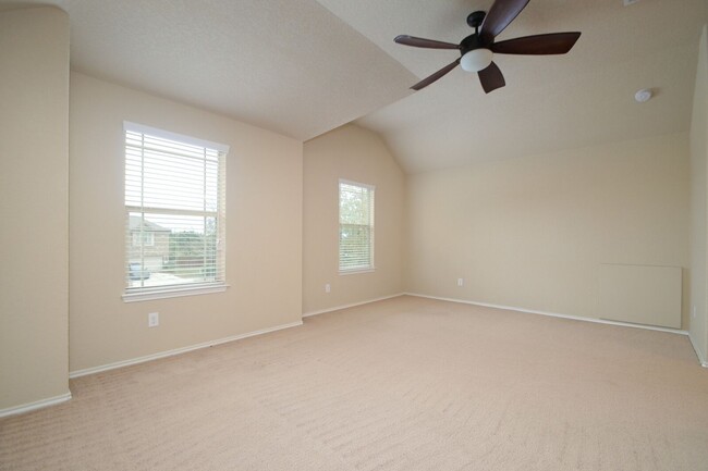 Building Photo - 4 bedroom home located within 6 miles of R...