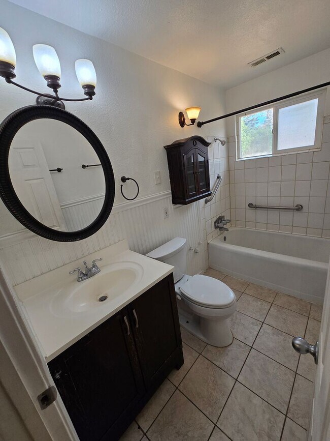 Building Photo - West-Flagstaff 4bd/2ba House Near NAU & CCC -Students & Pets OK!! Avail. July 10th!
