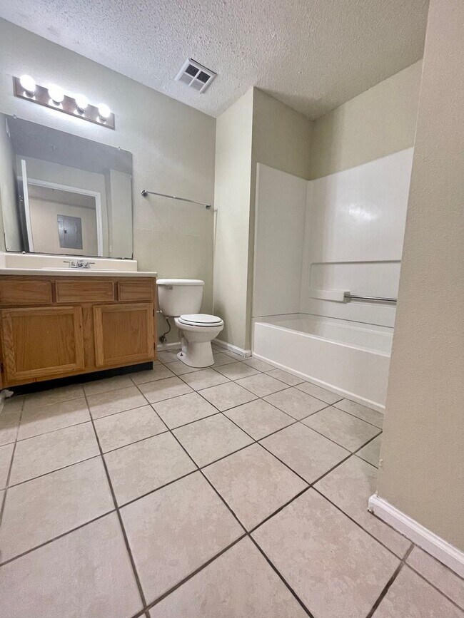 Building Photo - Cozy 2B/2B Condo near Beach in the Heart of Destin!