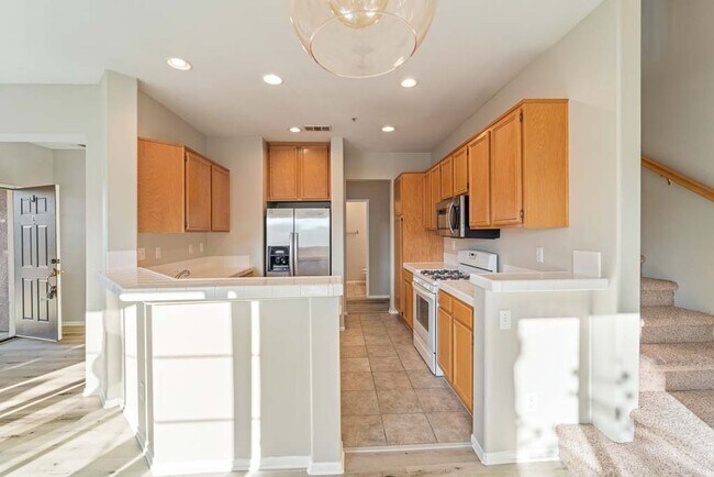 Building Photo - Gorgeous Town Home- Gated community- Pool