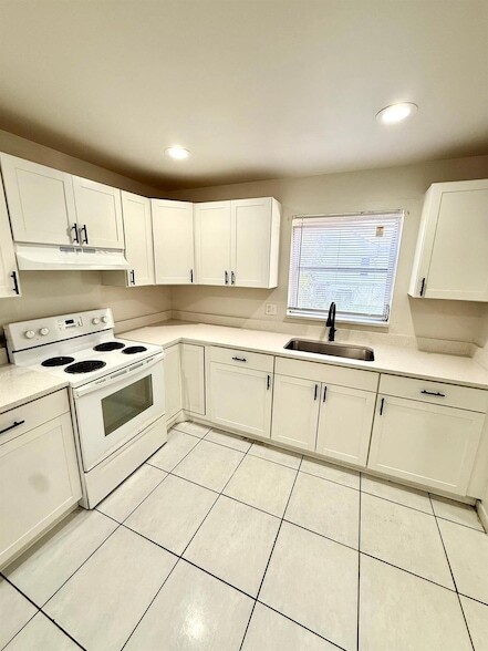 Building Photo - 3880 Woodside Dr