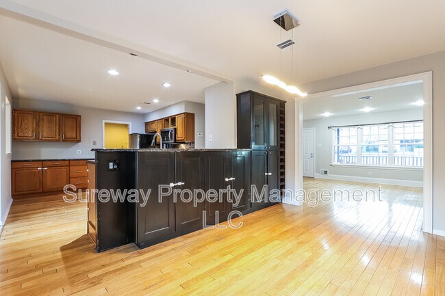 Building Photo - 5 Isa Ct