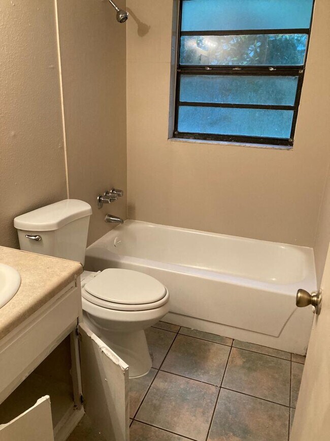 Building Photo - 5117 E 28th Ave