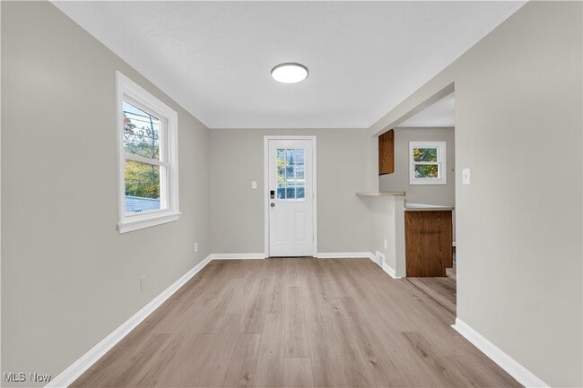 Building Photo - 20160 Beachview Dr