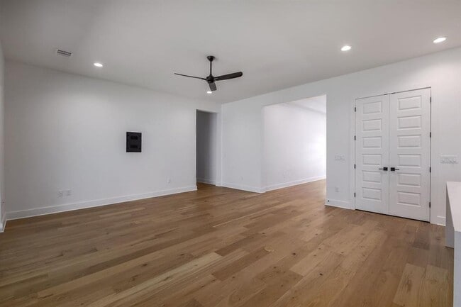 Building Photo - 8302 Kromer St