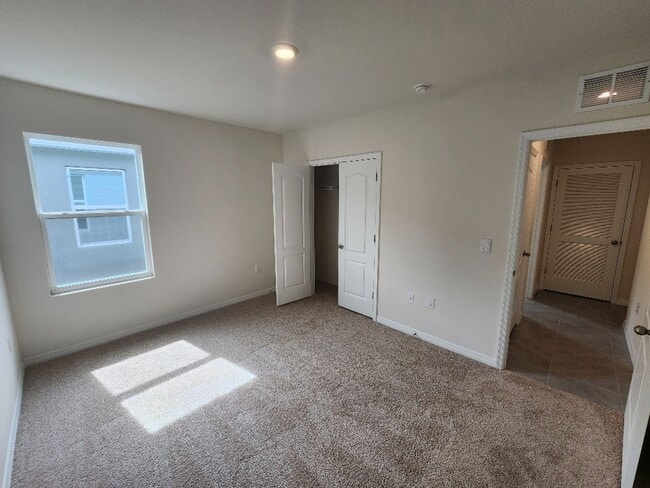 Building Photo - Great new Venetian Bay 3/2/2