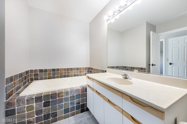 Building Photo - 2342 Hamilton Pl