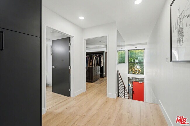 Building Photo - 700 Main St